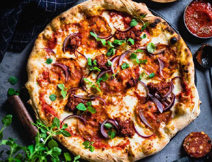 Pizza Diavola _ Spicy italiensk pizza med salami(1)